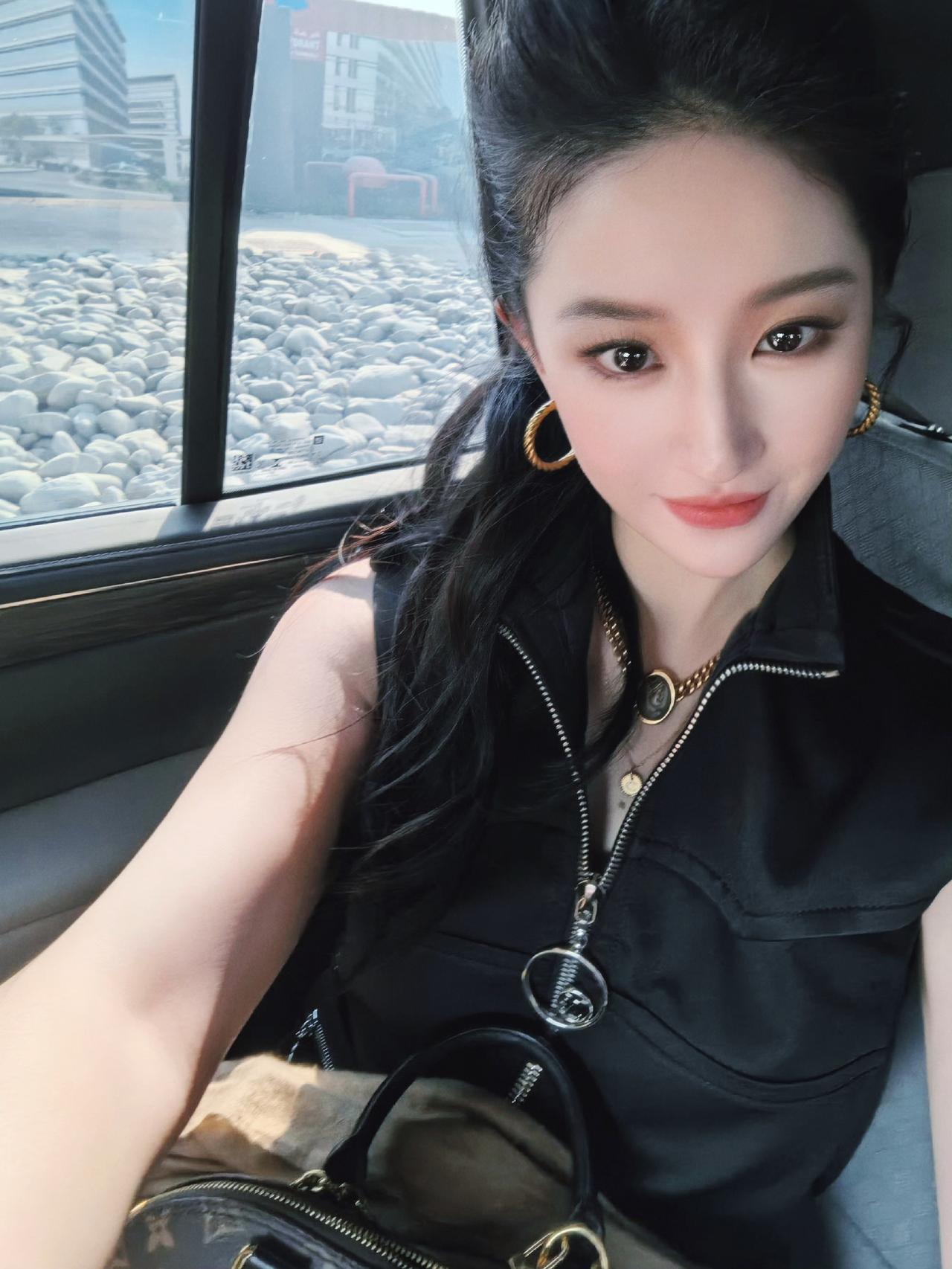 @刘亦菲F1阿布扎比大奖赛收官战[比心]