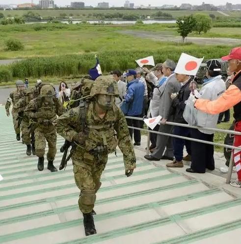 日本人嘴上喊得凶，心里真的不怕吗？又是改教科书又是闯台海，真当中国人忘了南京大