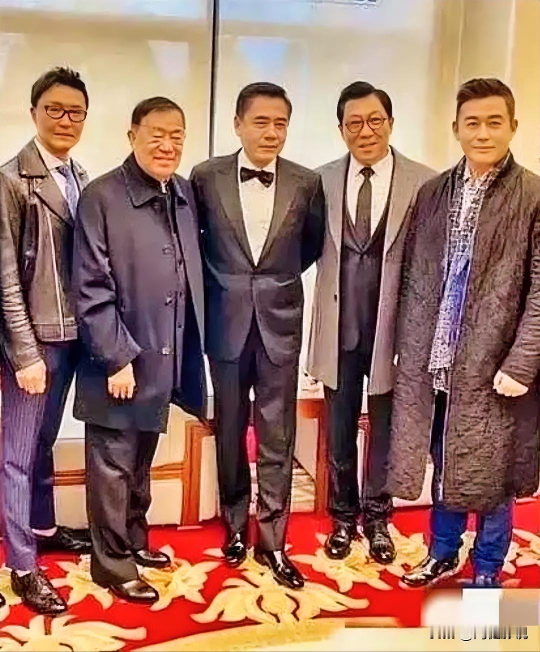 仔细看，左一是高大修伟的吴刚，左二是气色盈和的高明，中间的是目若朗星的陈宝国，妥