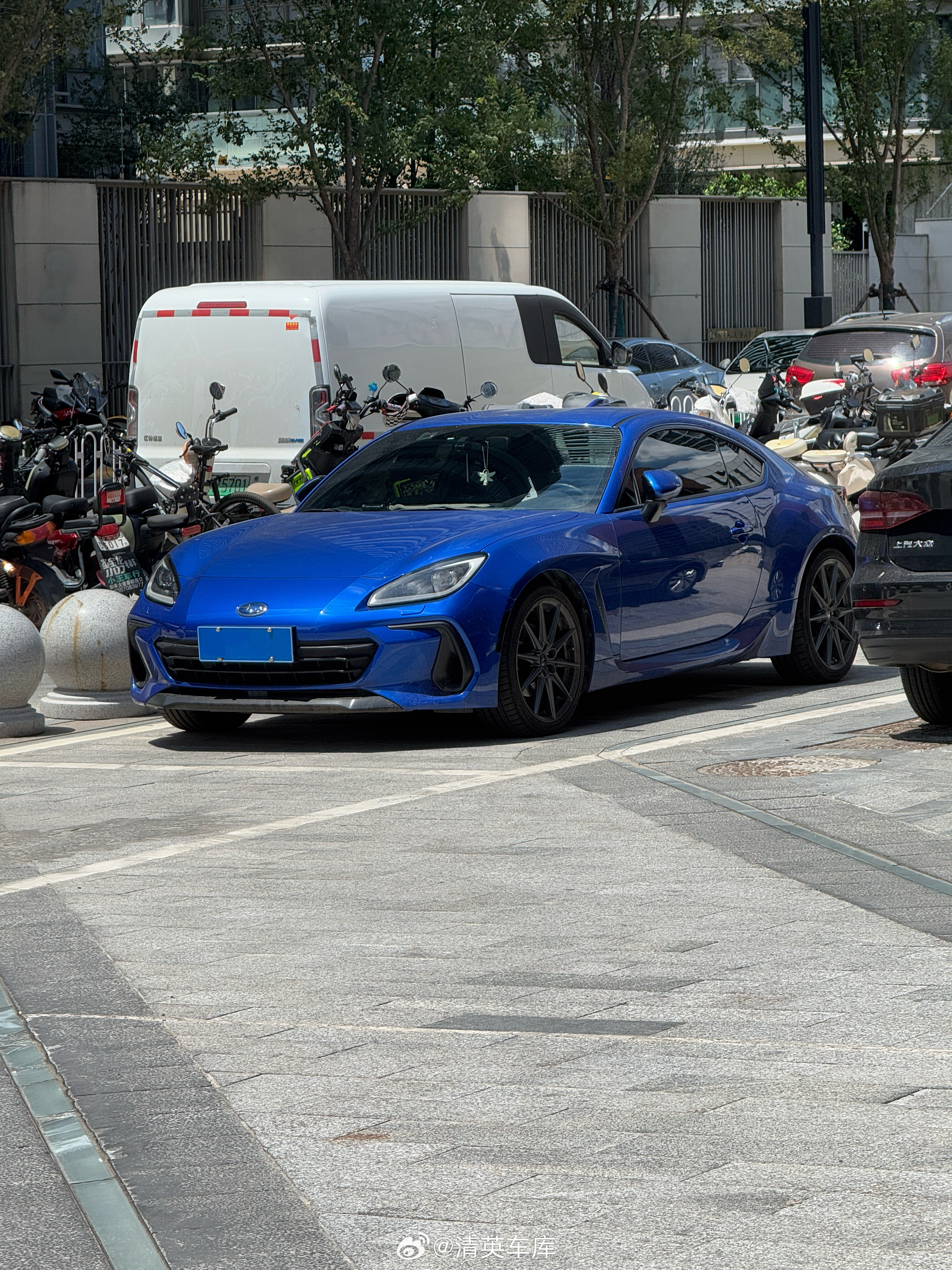 蓝色小跑车挺帅的这颜色才适合斯巴鲁