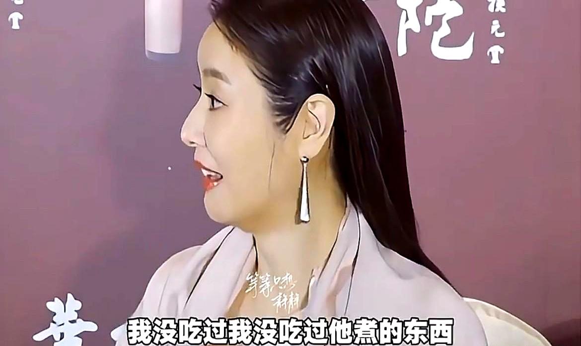 十年婚姻，霍建华连锅铲都没摸过，唯一贡献是每天倒杯水。林心如一句“好养”