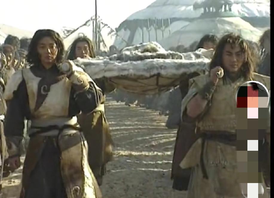成吉思汗的四个嫡子为一个老奴隶抬棺，面带深沉的悲情。仿佛自己的奶奶孛儿帖去世一样