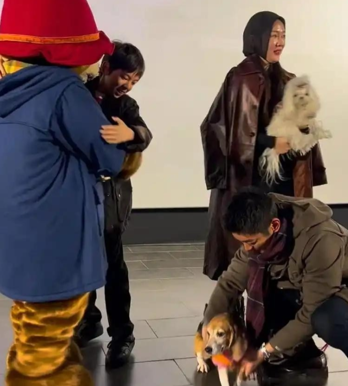 44岁的霍思燕与老公杜江约上朋友一同聚餐，一行人在途中被拍，这状态着实令人羡慕不