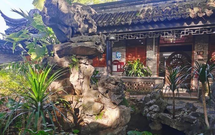 中山有个詹园，是岭南地区最大的私家园林。亭台楼阁、假山流水，处处都能看出主人的品