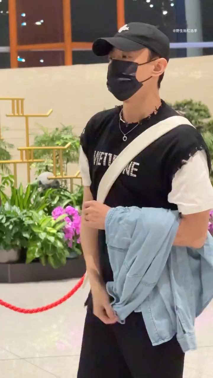 张维伊出门不带耳机了张维伊最新机场路透🈶，小伙儿也是精致起来了，帽子口罩一戴还