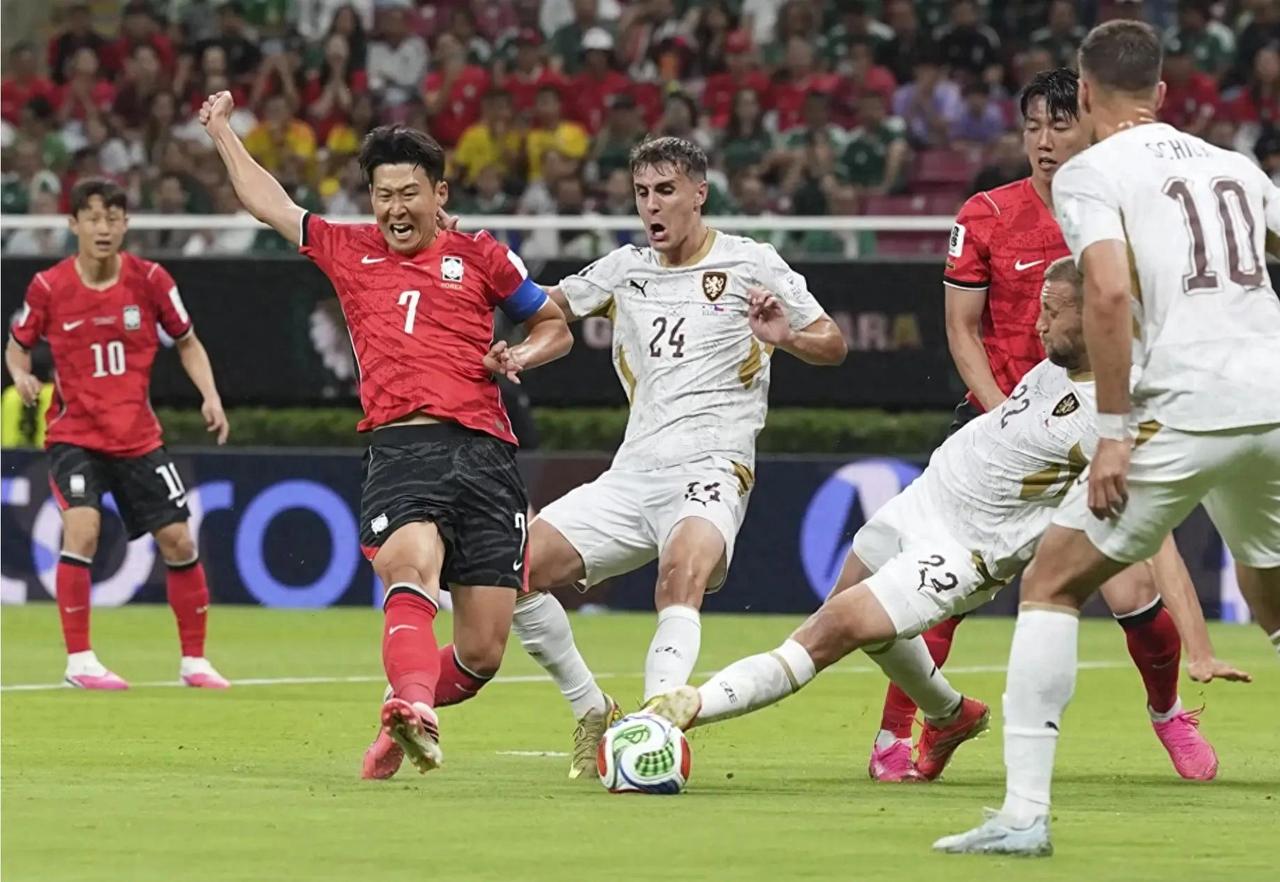 世界杯首场逆转就这么炸了。韩国0-1落后捷克，眼看要崩，结果13分钟连灌2球,2