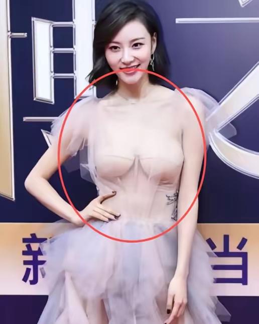 穿得那叫一个性感啊，你们觉得好看吗