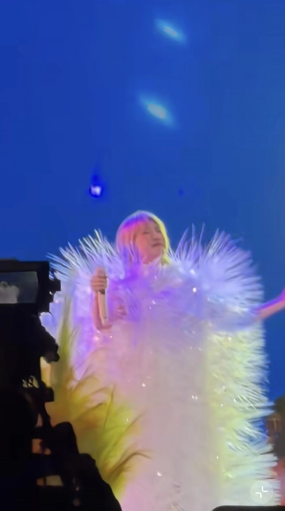 4月10日，孙燕姿苏州演唱会第1场，这个海胆造型实在是太雷人了，远看台上就像一个