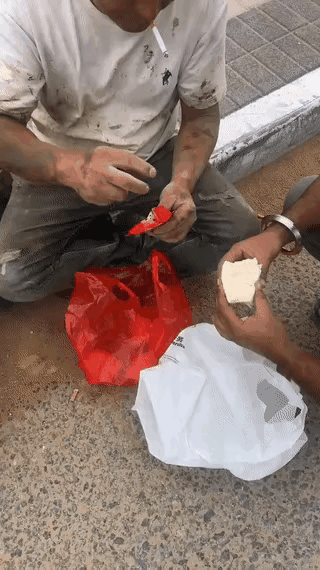 印度人吃我们的馒头和榨菜，感觉吃的也是非常香的，我们的一个哥们把馒头和榨菜分享给