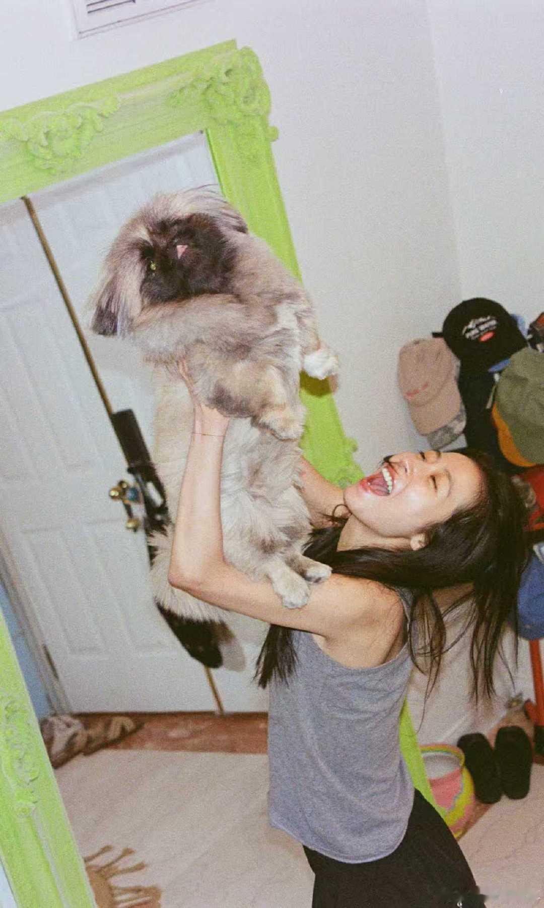 周雨彤抱狗随拍周雨彤抱狗随拍隔着屏幕都能感受到周雨彤和小狗互动时的快乐呀