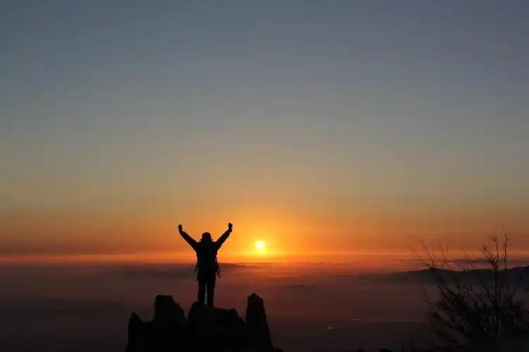 上联：月照孤亭思远客，下联：霞映群峰望归人。