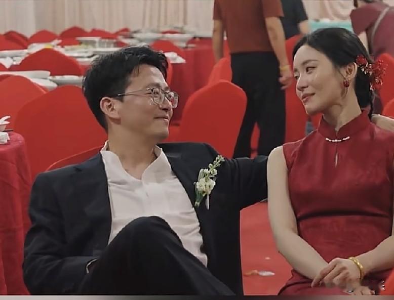 近日，江苏启东的一场婚礼上，忙完一天的婚礼，宾客散尽，小两口终于得空坐下来歇一歇