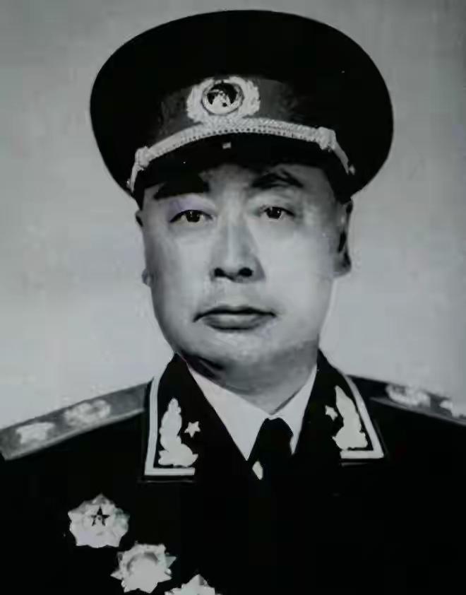 陈毅有个特质，华野其余领导人皆无，因此能镇住数位老将华东野战军里全是一帮难驯