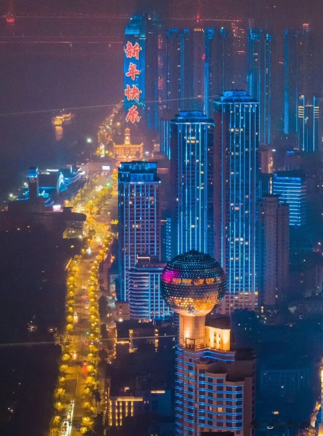 今年跨年我在武汉，真的是来对了！江滩灯光秀美轮美奂，高楼大厦变成巨型屏幕，动画烟