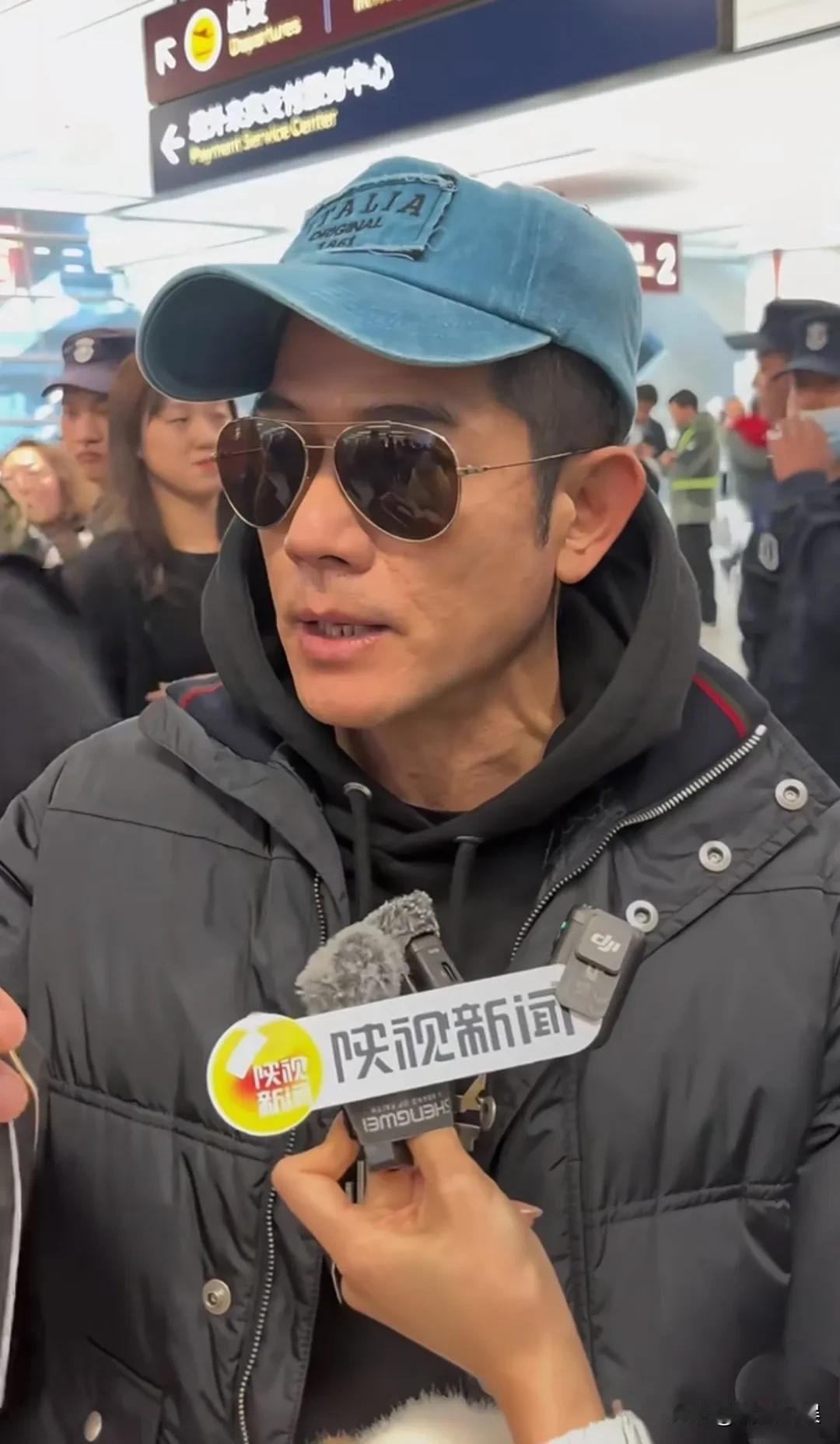 六十岁的郭富城现身西安，怼脸拍都扛住了镜头，真的是好年轻啊！他即将在西安举行演