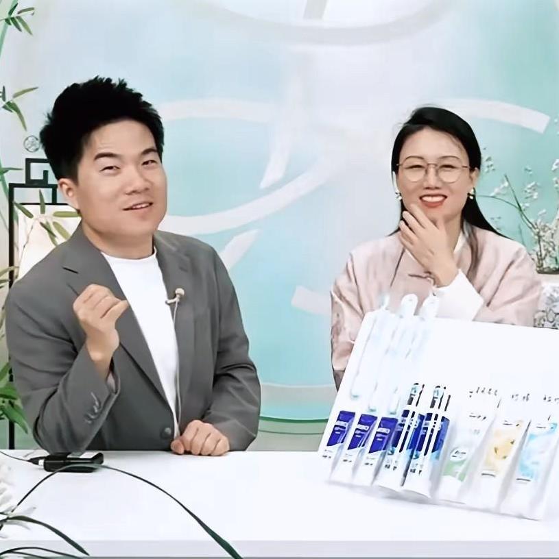 潇潇说，自西安出差后，就没和宇辉见过面，大概有一个多月了吧！宇辉说，其实跟其他