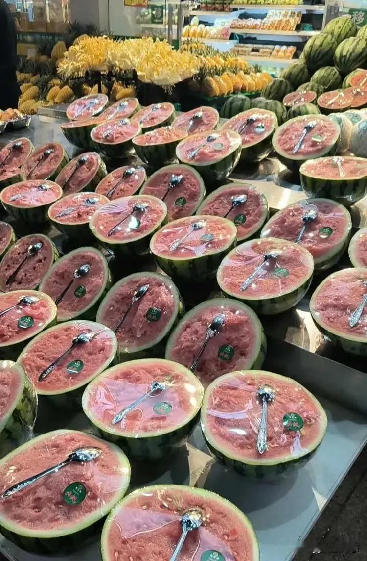 这西瓜店老板有商业头脑，不想发财都难！买西瓜送勺子，买了就能马上吃，解决了顾