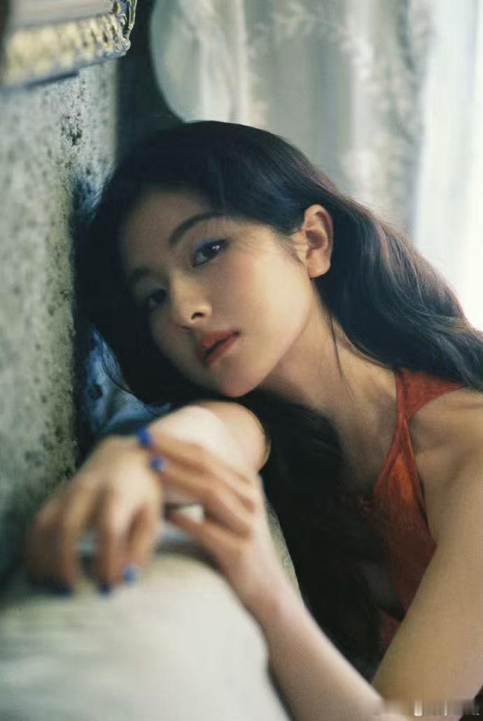 李兰迪老月份牌画报女郎李兰迪这组红裙照也太有味道了，朦胧窗纱加复古胶片质感，整