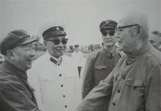 1970年，济南军区司令下部队视察，半路上却遭遇车祸。车子猛地一震，前挡风玻