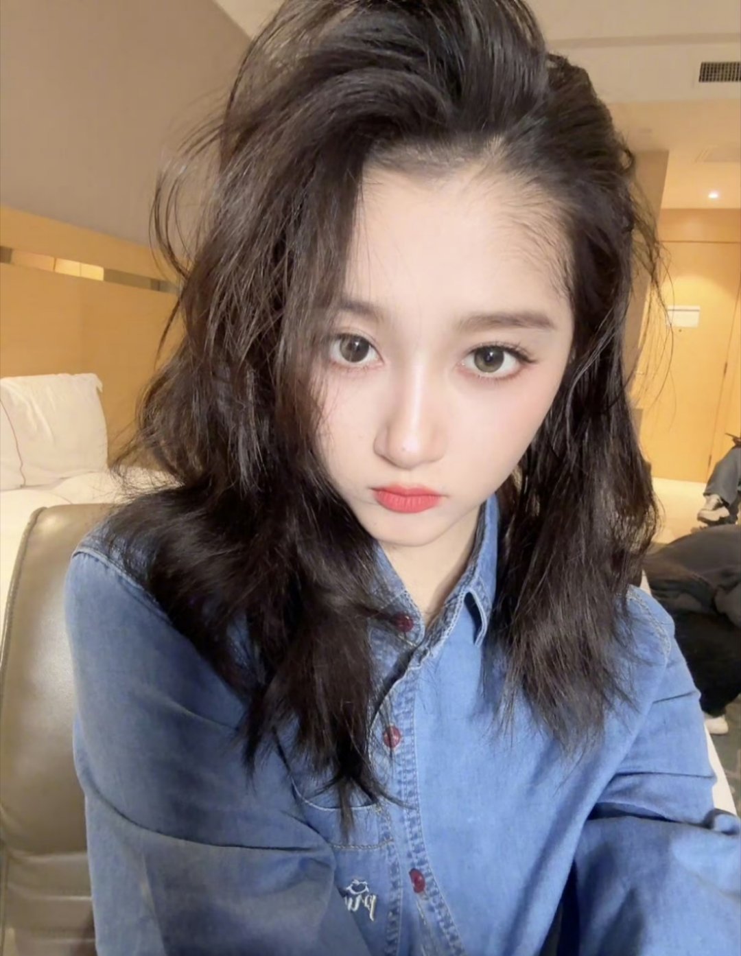 本来很困的看到关晓彤我就醒了这个姿势彤姐用上瘾了哈哈哈哈哈哈