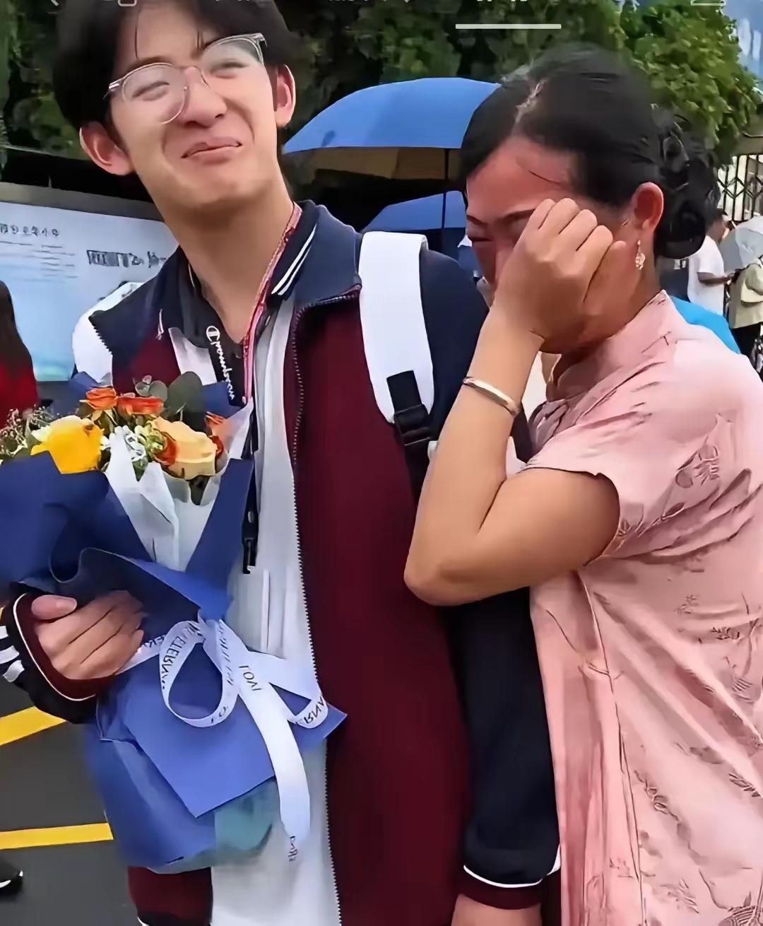 泪目！1米85少年，716分考上清华。可这份亮眼成绩的背后，没有父母全程护航，只