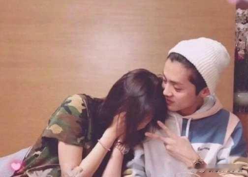 关晓彤和鹿晗的事儿大家确实很好奇，好奇的不是分不分手，而是是不是有其他故事。2