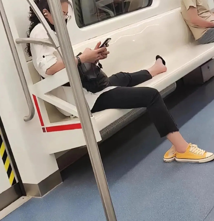 地铁里的一幕，让人觉得不太舒服，这女的太随性了