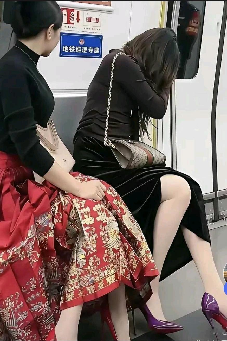 地铁上这双高跟鞋看着都替旁人捏把汗这位女士的紫色细跟高跟鞋特别惹眼，鞋跟又