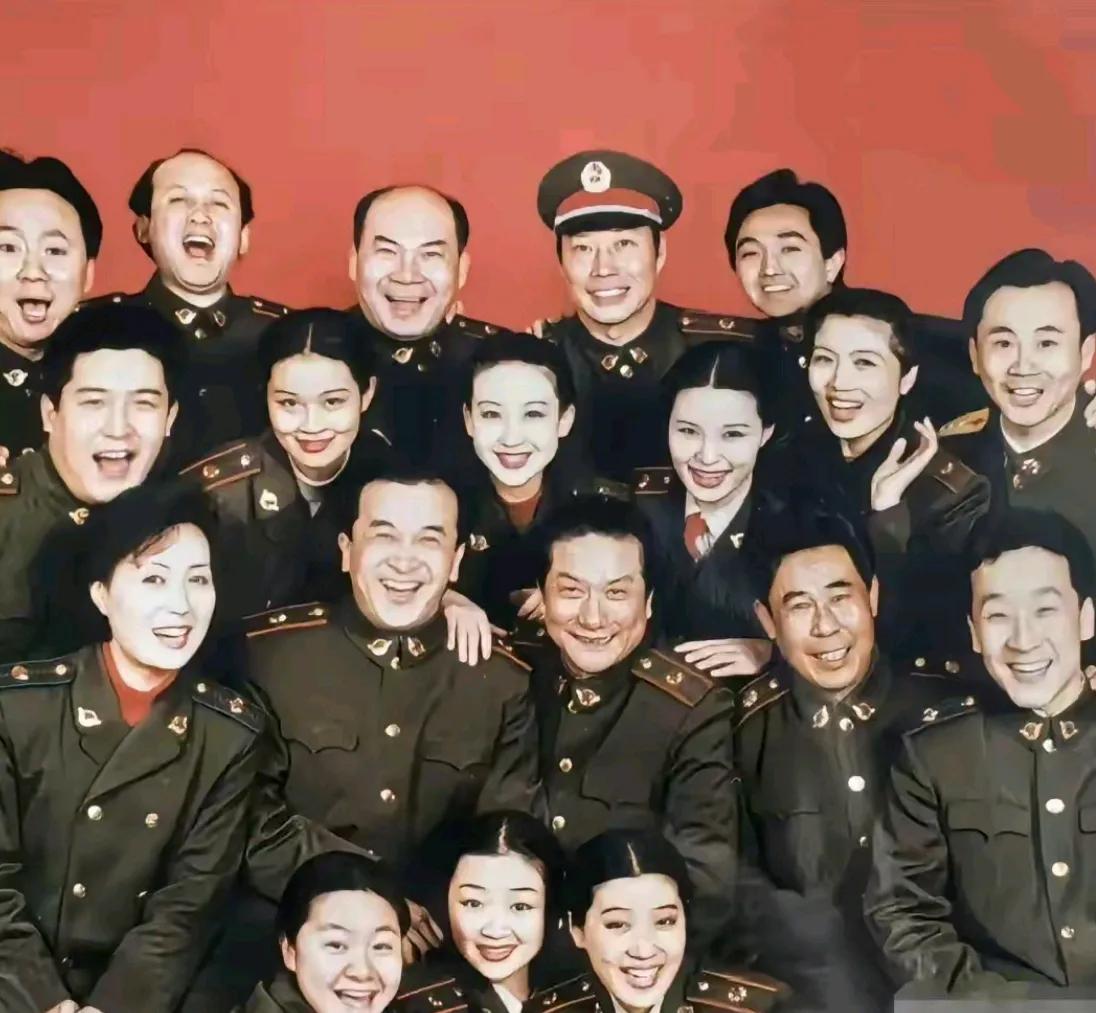 在这张照片中，认出了黄宏、郭达、魏积安、刘亚津、郭涛这些小品演员，还有演员小毛。