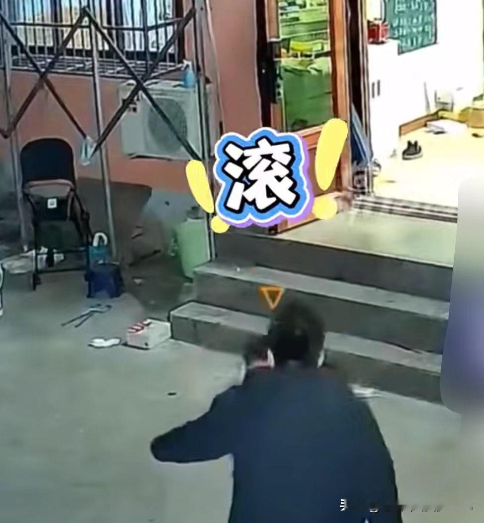 现在最后悔的就是这个把孩子推开的爸爸了！不是因为网友都骂他不是人，而是大家