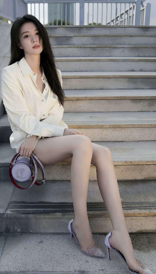 有人说，她的美貌已经超越了刘亦菲。但对于大多数男人来说，估计拥有了王楚然，仍然