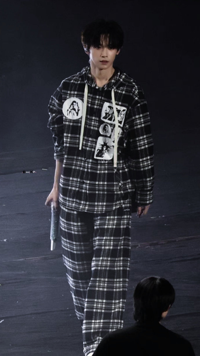 梓渝格纹套装look梓渝顺毛格子衫彩排路透梓渝格纹套装look，是小梓渝顺毛格