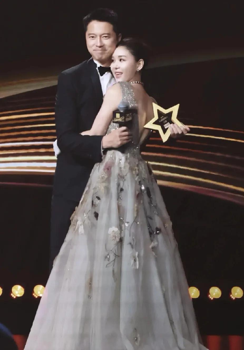 王雷真把李小萌宠成了公主。2025，安徽卫视国剧盛典上，李小萌戴上了大溪地铂金