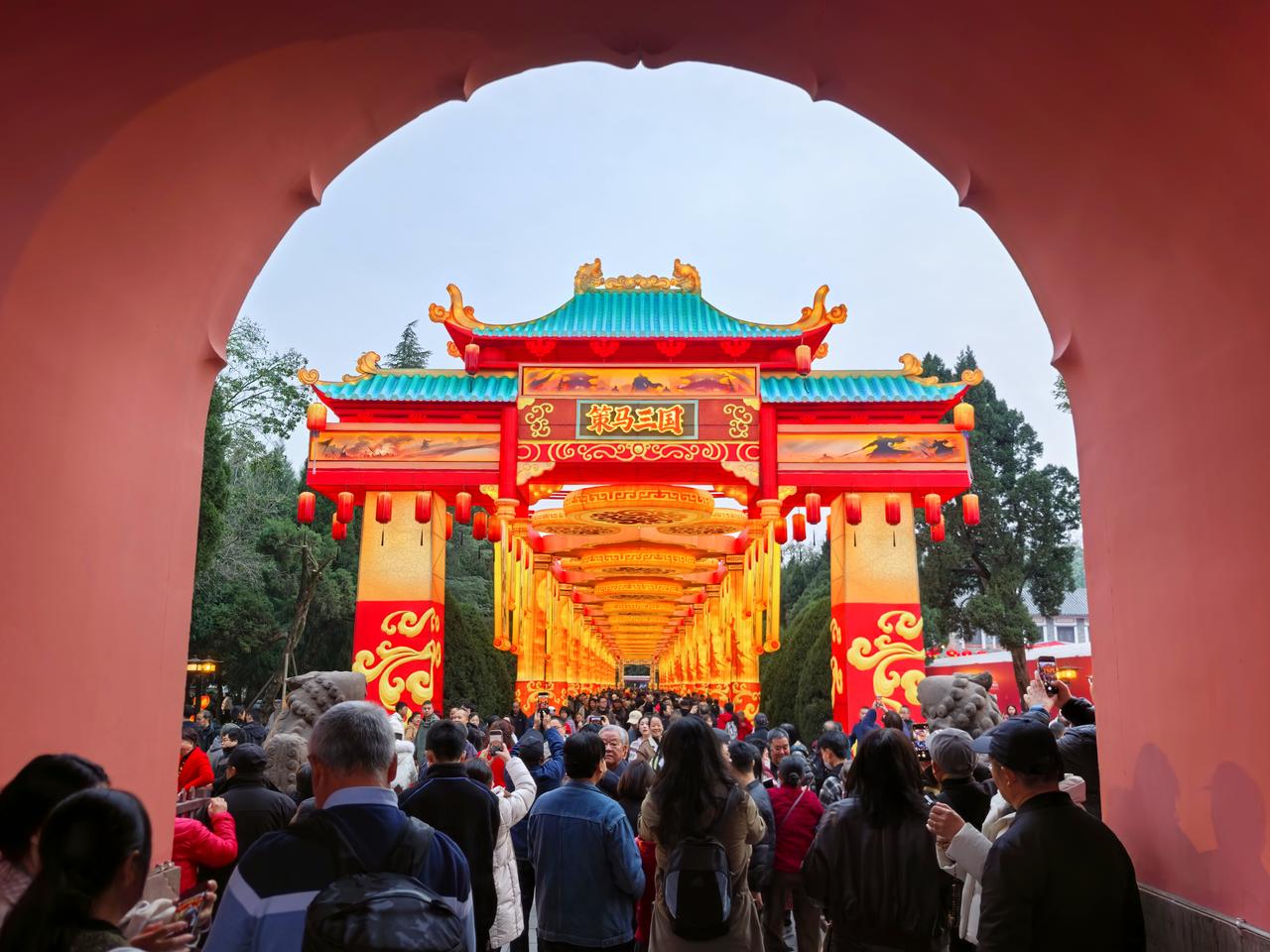 春节最长假期，难掩出游尴尬。全家出游沦为“来景点走个过场”。短评：春节“人从众”