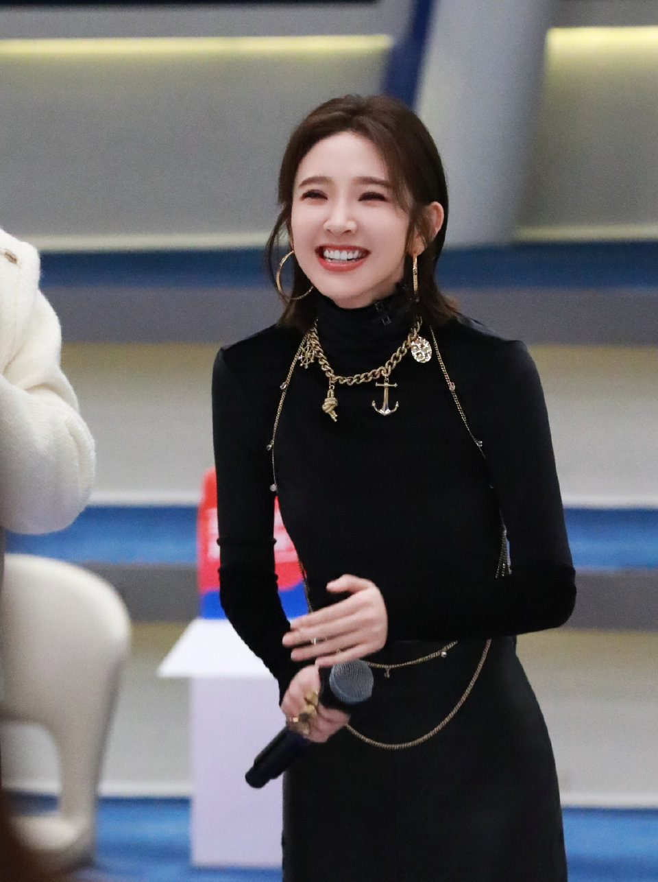  唐艺昕用实力和人品圈粉全场，初舞台惊艳、性格圈粉，和李小冉的双向奔赴太暖心，期