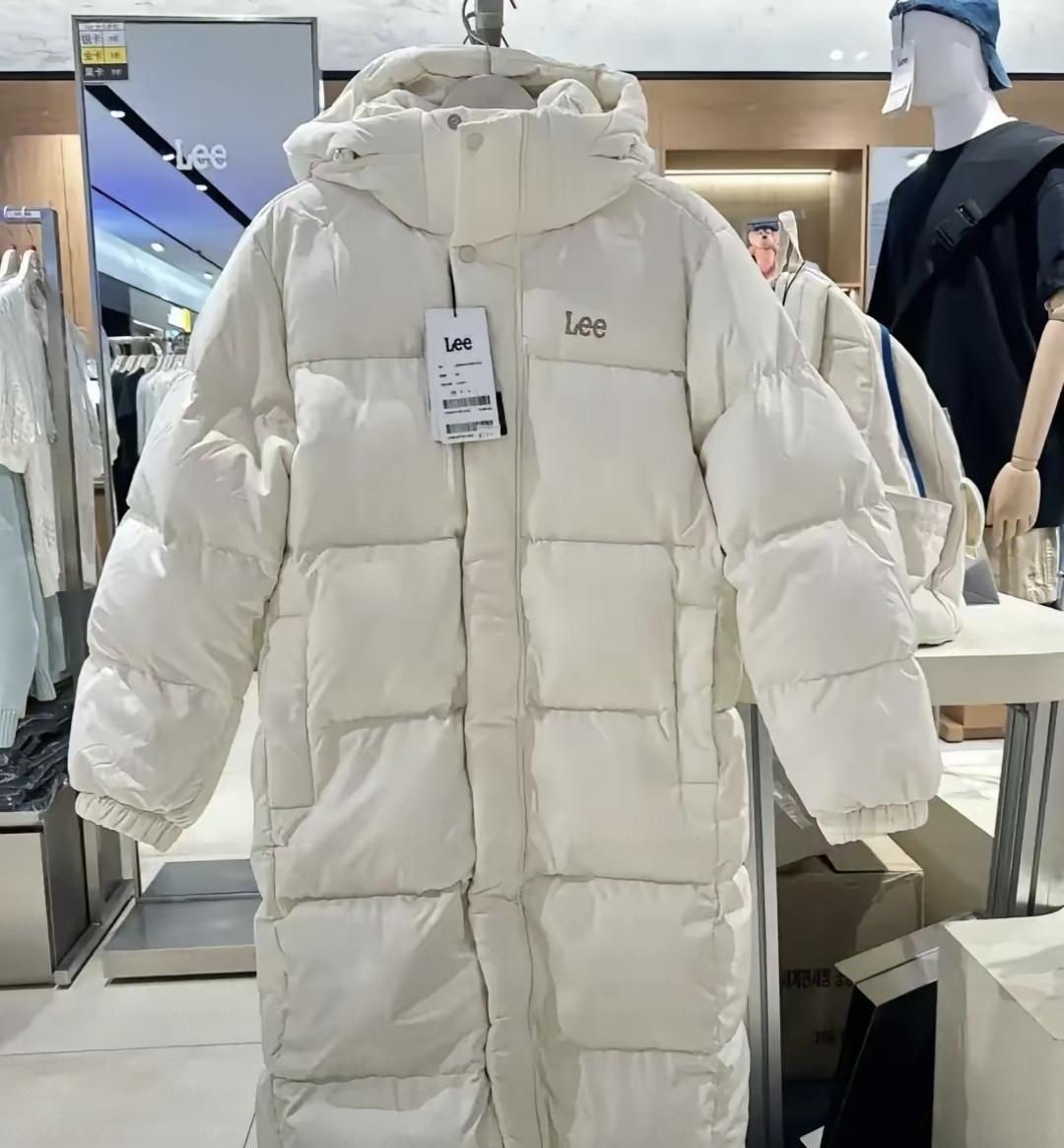 那天她微信甩来一句，说商场打折顺手买的。我拆开一看吊牌，原价三千八，吓一跳。试穿