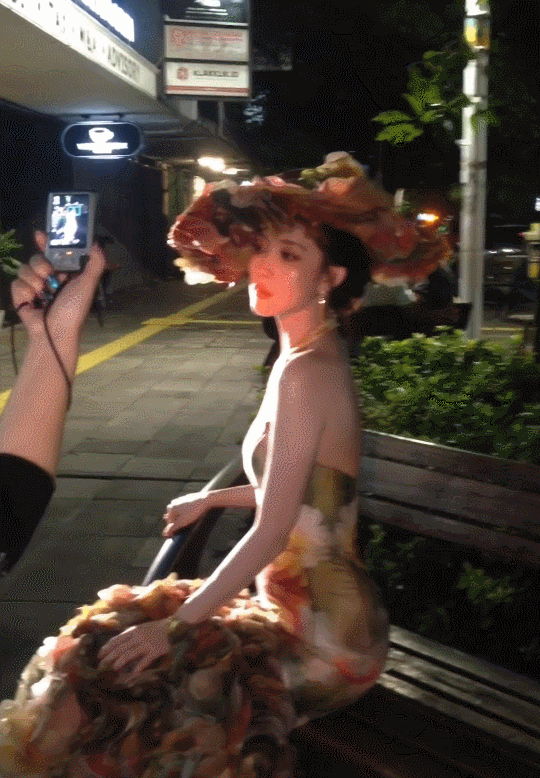 孟子义太绝了，冷艳妆容搭华丽造型，贵气身段自带风情，柔媚韵致与不羁锋芒完美融合，