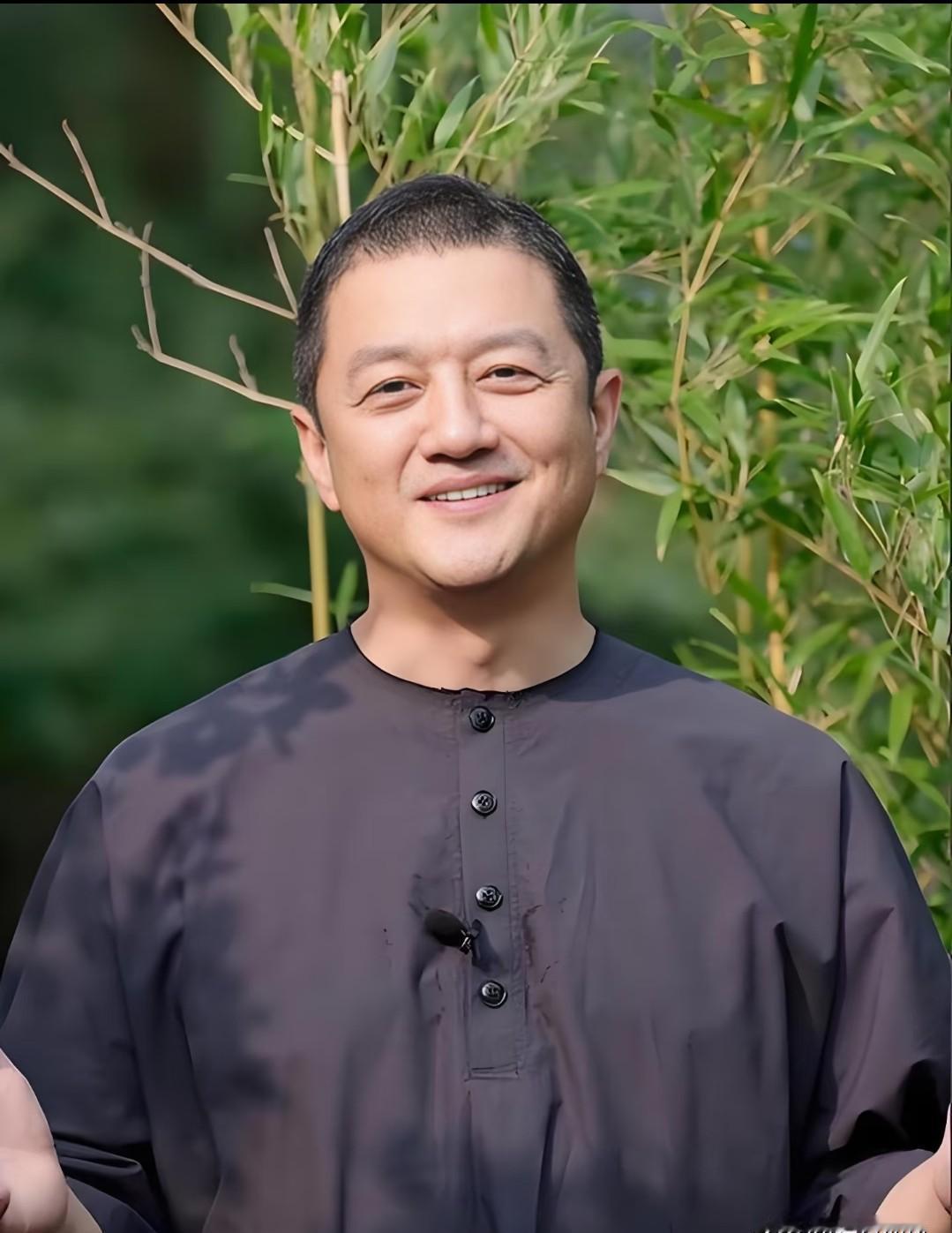 都以为李亚鹏糊了，没人懂他为什么要在董宇辉被全网围剿时，硬趟这摊浑水。不是站队