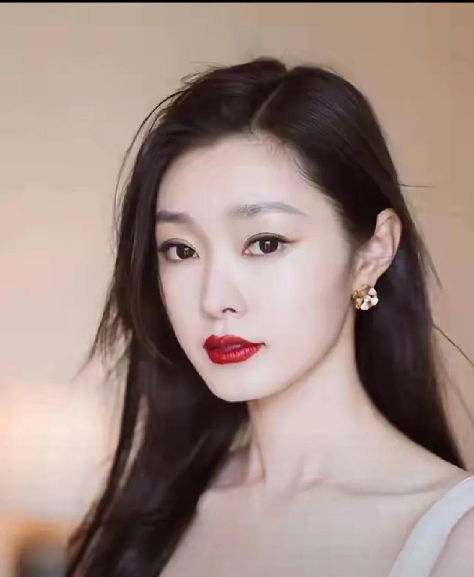 36岁宋轶生日，直接炸出娱乐圈“隐形江湖地位”！粉色背景生日照刷屏