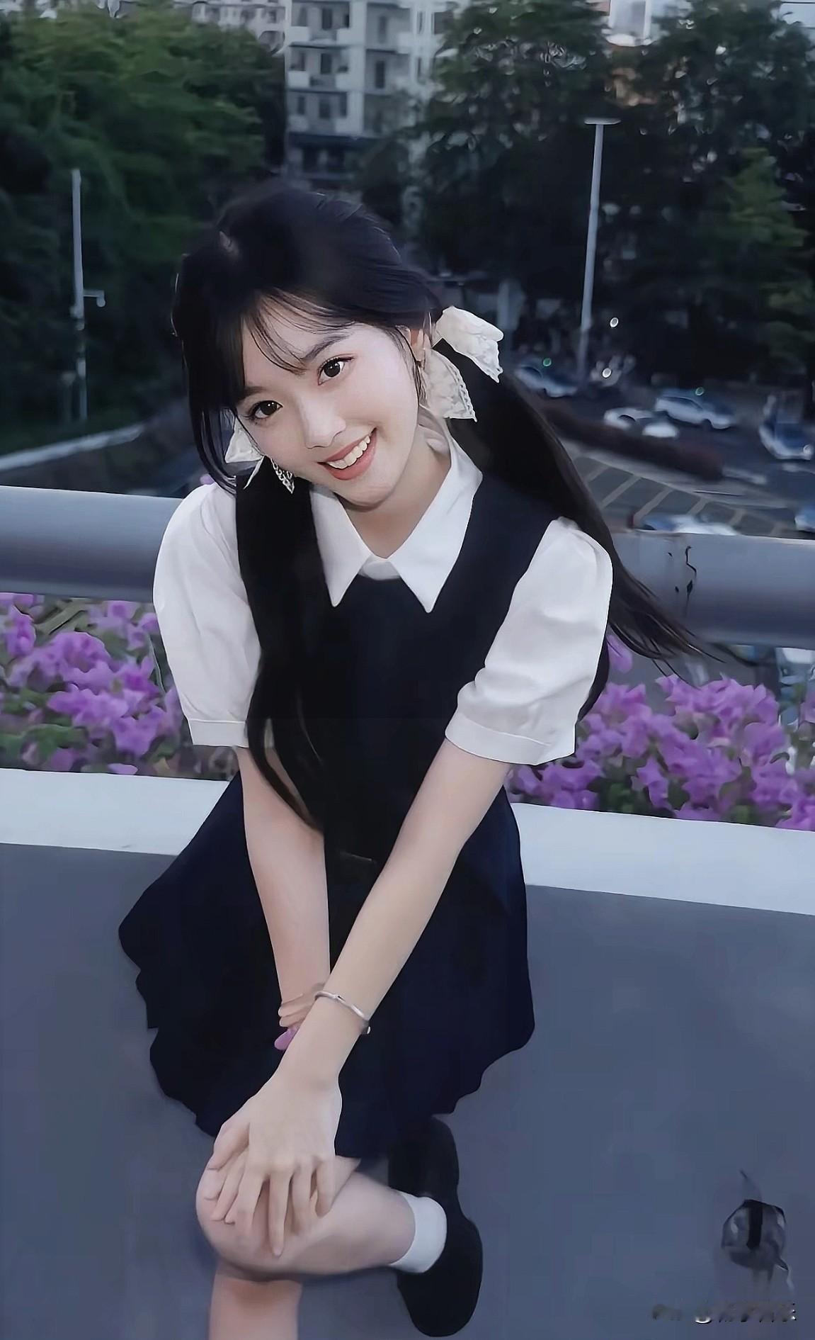 花丛藏娇俏，少女笑靥甜，校园时光里的清新模样超吸睛～晒图笔记大赛分享一张随手拍
