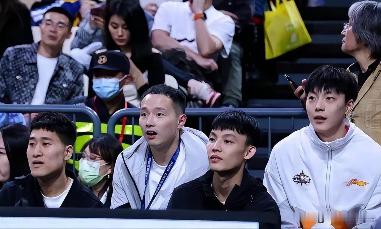 姜伟泽:广东夺冠实至名归，徐杰是我学习的榜样！广东男篮轻松击败浙江男篮勇夺全