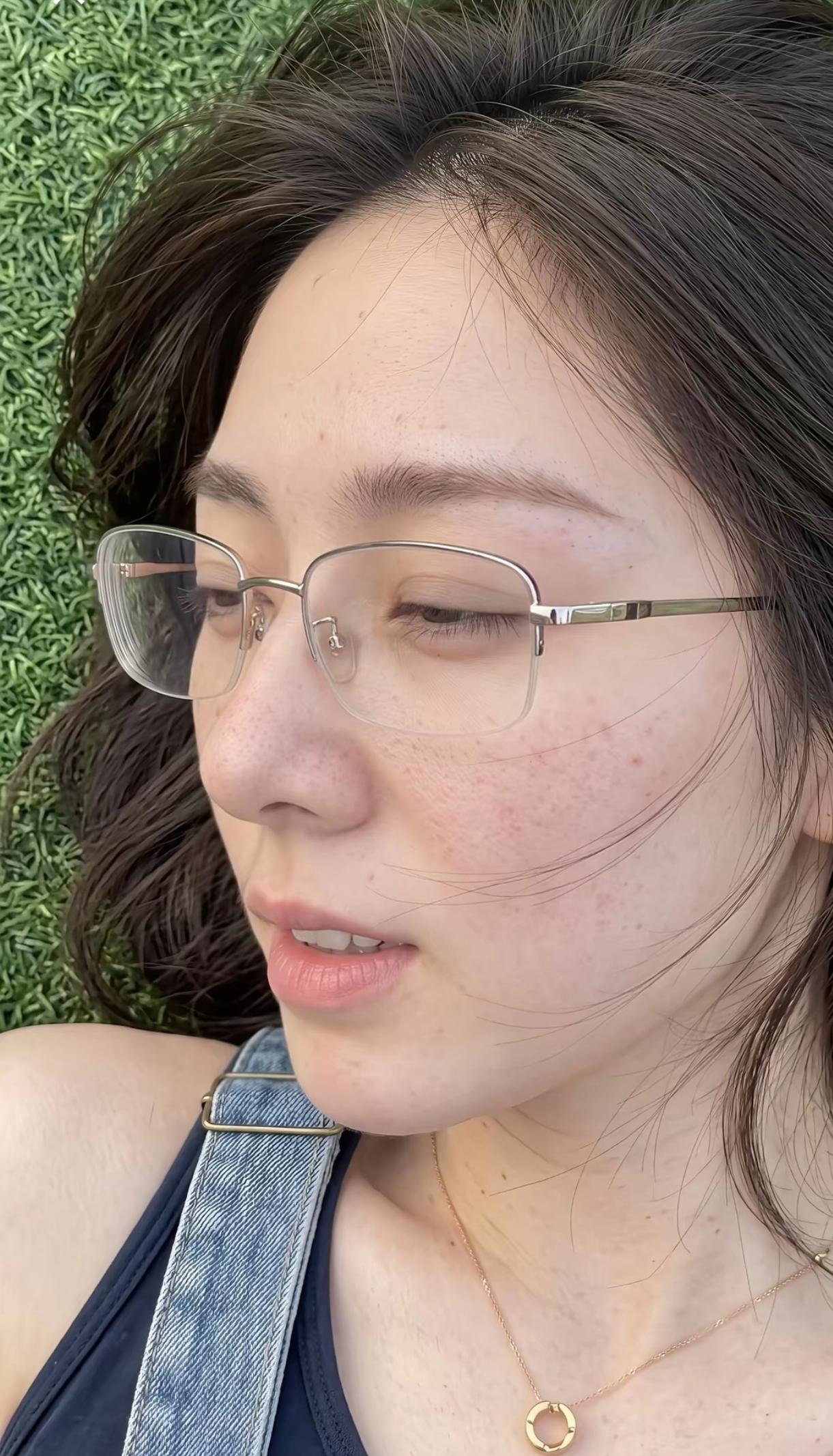 素颜姐姐看着就是那么真实，连毛细孔都清晰可见。