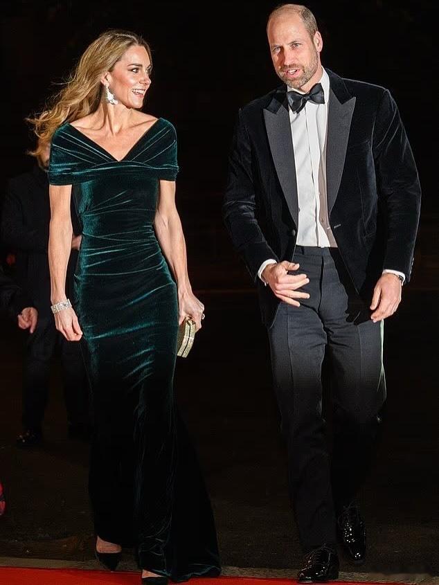 🇬🇧11月19日，威尔士亲王威廉和王妃凯瑟琳出席皇家阿尔伯特大厅举行的年度皇