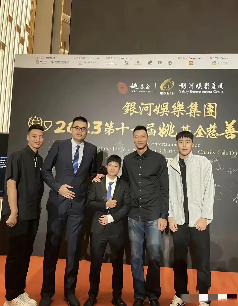 记录我的2025我敢说，在这合照人群中，虽然C位不占身高优势，但论比跑步速度，绝