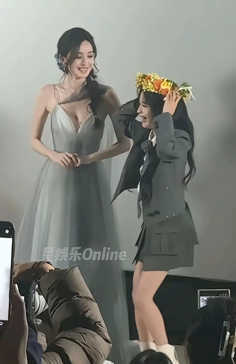 余茵还是回短剧吧……站古力娜扎旁边也太有对比性了，果然能当女艺人的比例各方面都优