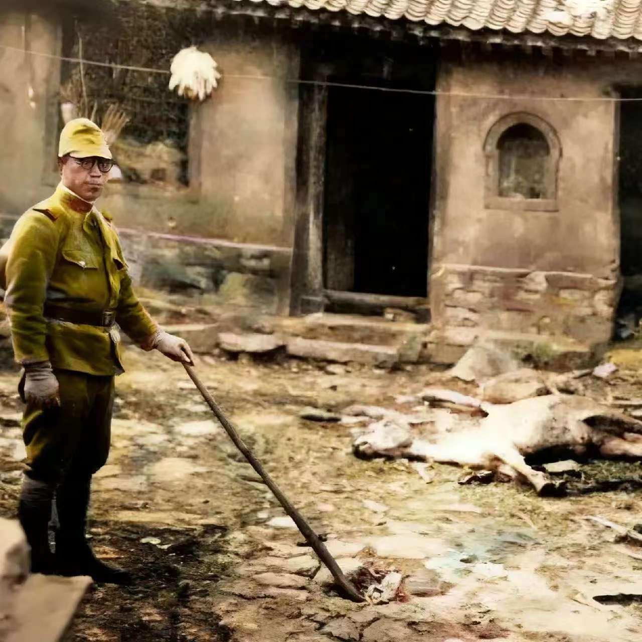 老黑讲述老照片背后的故事——这张照片是1939年阿部规秀被炸死后日军在现场拍摄