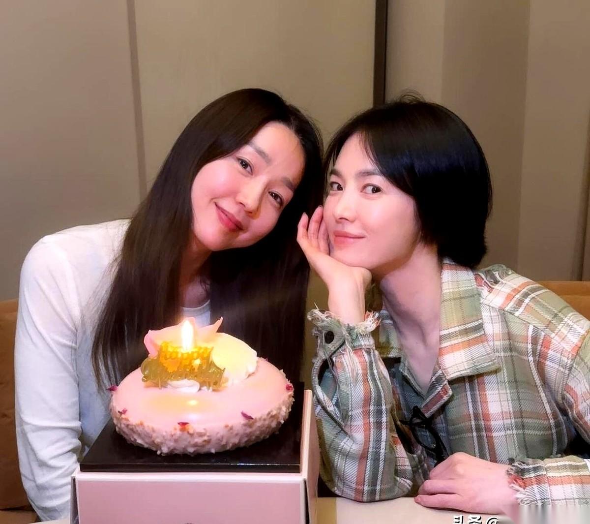 宋慧乔更新了一张照片。镜头前，她利落的短发，配一件格纹衬衫，眼神清亮。但旁边那