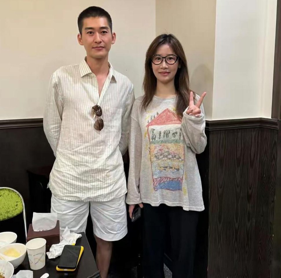 张翰在上海逛街吃饭被偶遇，他减肥了，剪了寸头，没有油腻的感觉了！