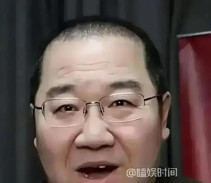 英达至今没抱过孙子巴图两个儿子，大的7岁，小的3岁，户口本上姓宋。宋丹丹每