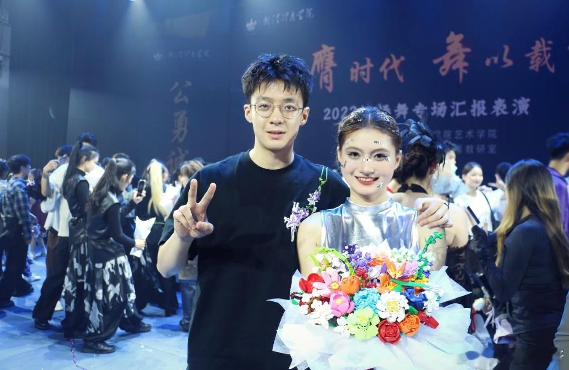 未来的路我们手牵手一起走​​​